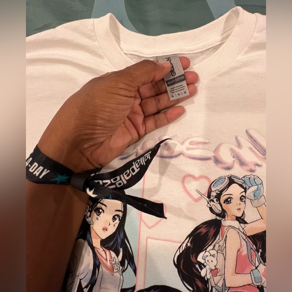 New Jeans - K - POP - white tee from Lollapalooza Merch in Chicago, Illinois - Picture 5 of 6